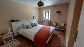 Chambre avec cuisine, vue et piscine privée au cœur du Beaujolais